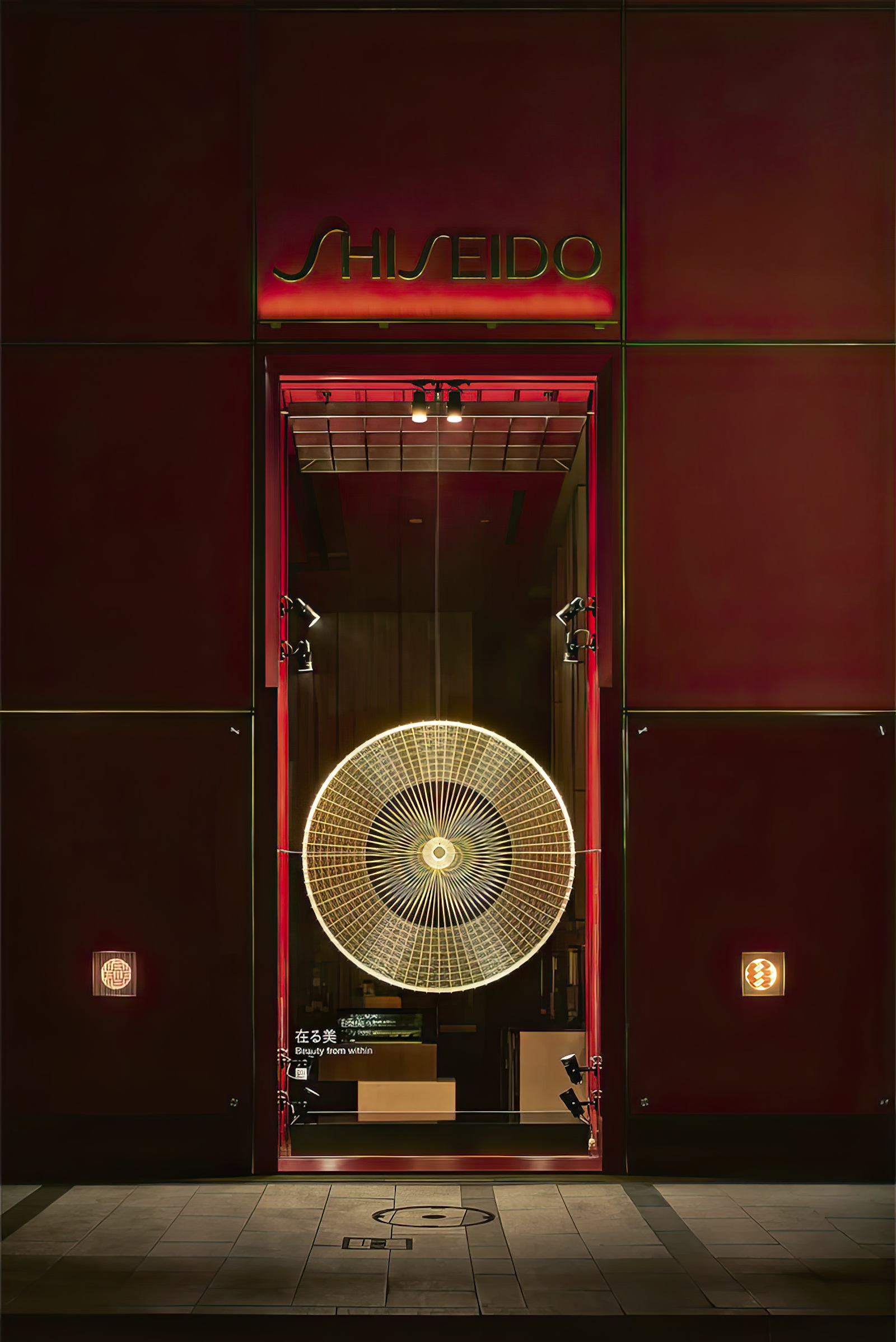 德國紅點|資生堂 SHISEIDO 東京銀座門市聖誕櫥窗,以日本傳統傘工藝詮釋當代美學與品牌文化,榮獲 Grand Prix至尊大獎!-1